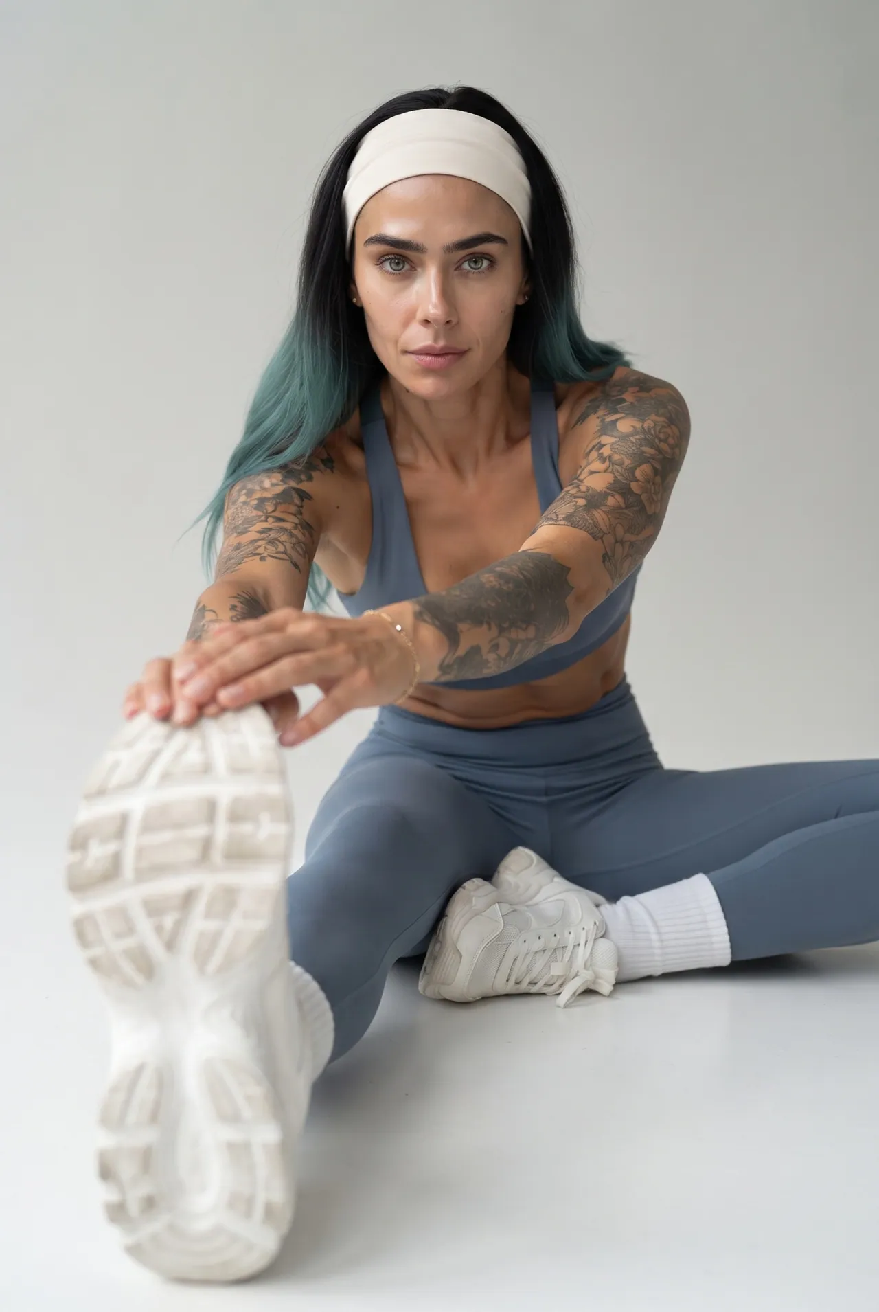 Miko Blue a alongar sentada no chão