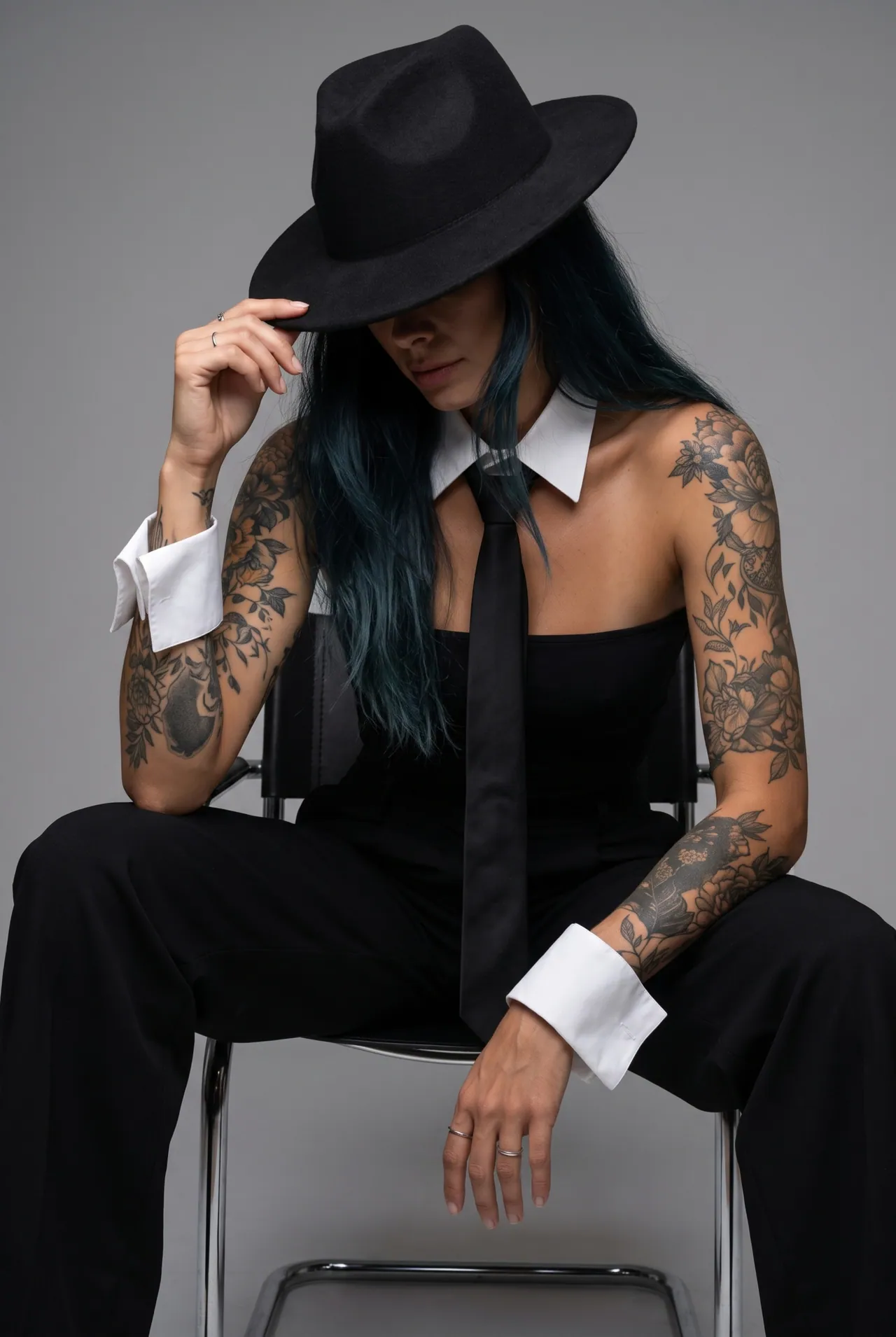 Miko Blue com chapéu preto numa sessão de moda